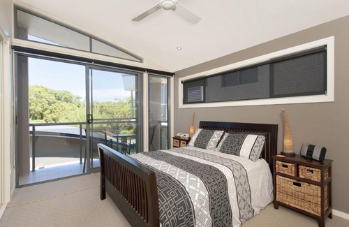 Fingal Bay House | Oceanfront Fingal Surf and Sand: Family-Friendly Getaway