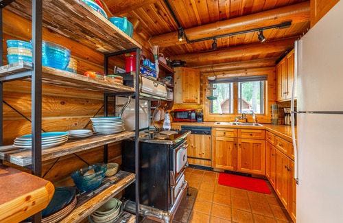 Finley Point Cabin | Relax at Finley Point Retreat with Pool and Lake Views