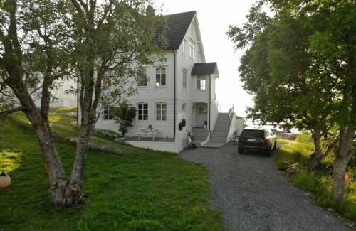 Finnoy House | Stunning Finnøya with 180° Atlantic View & Private Pool