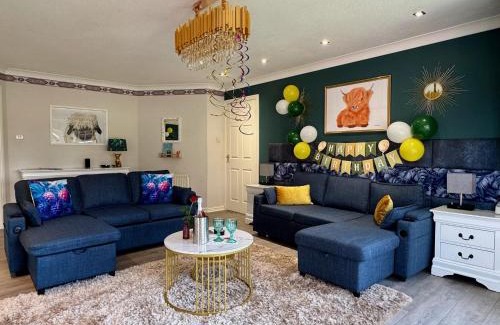 Glasgow House | Cozy Finn Village Raspberry Cottage with Hot Tub & Garden