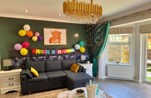 Glasgow House | Cozy Finn Village Raspberry Cottage with Hot Tub & Garden