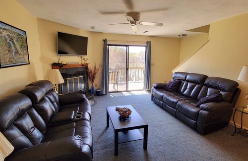 Goodview House | Unforgettable Finnegan's Wake: Pet-Friendly Lake Views