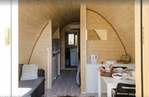 Flocourt Bed & Breakfast | Cozy Finnish Pod Cottage - Enjoy Breakfast & Family Fun
