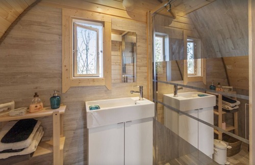 Flocourt Bed & Breakfast | Cozy Finnish Pod Cottage - Enjoy Breakfast & Family Fun
