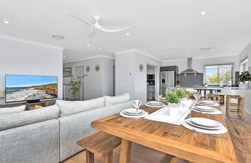Caves Beach House | Finns at Caves Beach Resort