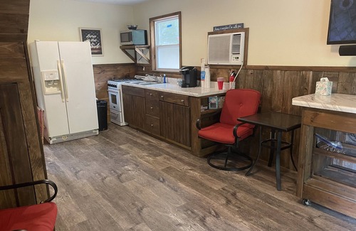 Charlotte Cabin | Discover Finster Springs: Pet-Friendly Getaway with Pool