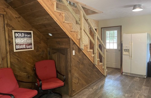 Charlotte Cabin | Discover Finster Springs: Pet-Friendly Getaway with Pool