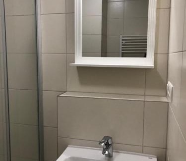 Michelrieth Apartment | Cozy Fiore Gästezimmer with Breakfast & Hot Tub Access