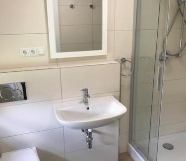 Michelrieth Apartment | Cozy Fiore Gästezimmer with Breakfast & Hot Tub Access