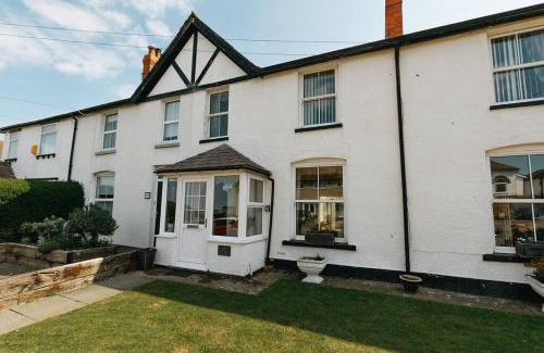 Penrhyn Bay House | Cozy Fir Tree Cottage with Sea Views in Penrhyn Bay