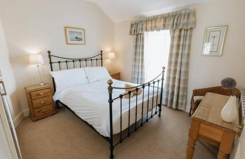 Penrhyn Bay House | Cozy Fir Tree Cottage with Sea Views in Penrhyn Bay