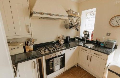Penrhyn Bay House | Cozy Fir Tree Cottage with Sea Views in Penrhyn Bay