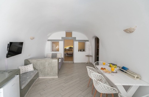 Karterados House | Unique Cave House Near Fira with Private Pool & Breakfast