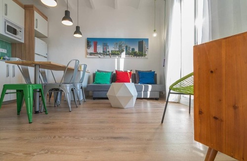 El Port Apartment | Modern Balcony Escape at FIRA POP 2 - Guest Rated 10/10
