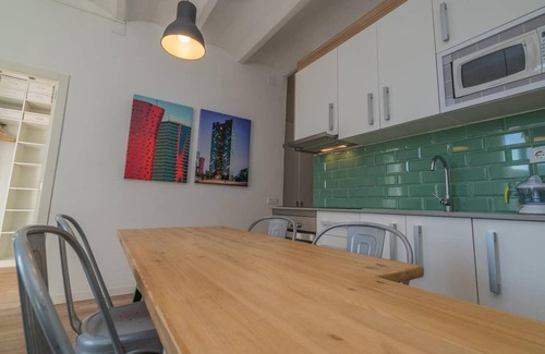 El Port Apartment | Modern Balcony Escape at FIRA POP 2 - Guest Rated 10/10