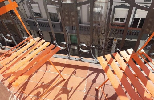 El Port Apartment | Modern Balcony Escape at FIRA POP 2 - Guest Rated 10/10