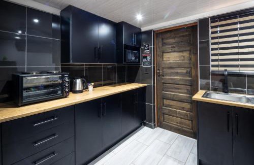 Lephalale House | Top-Rated Fire and Ice Guesthouse with Kitchen Amenities