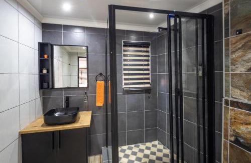 Lephalale House | Top-Rated Fire and Ice Guesthouse with Kitchen Amenities