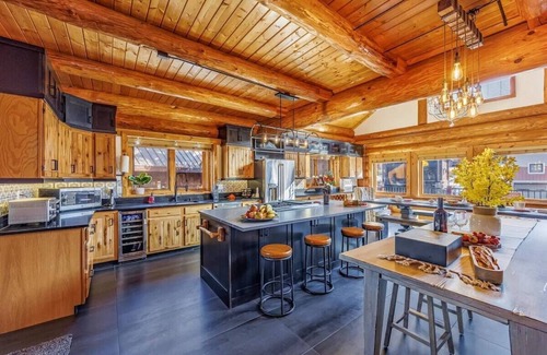 Snoqualmie Pass House | Family-Friendly Fire Lodge Cabin with Spa at Snoqualmie Pass