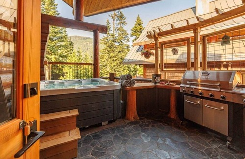 Snoqualmie Pass House | Family-Friendly Fire Lodge Cabin with Spa at Snoqualmie Pass