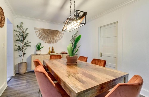 Winter Garden House | Cozy Winter Garden Retreat with Yard & Fire Pit Awaiting You