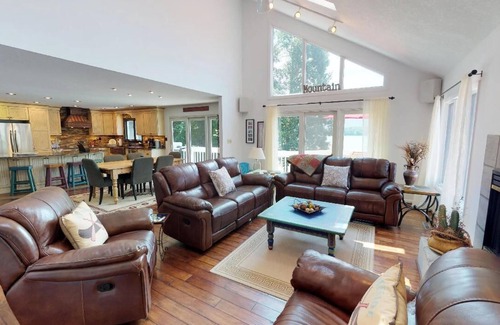 Huddleston House | Experience American Dream: Pet-Friendly with Hot Tub & Kayaks