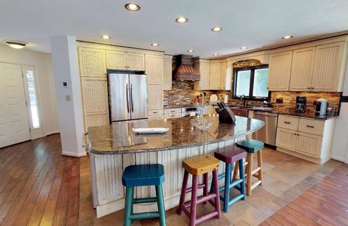 Huddleston House | Experience American Dream: Pet-Friendly with Hot Tub & Kayaks