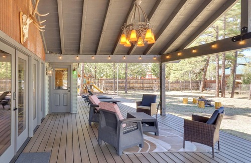 Pinetop-Lakeside Cottage | Cozy Cabin Retreat with Fireplace & Lake Access Awaits!