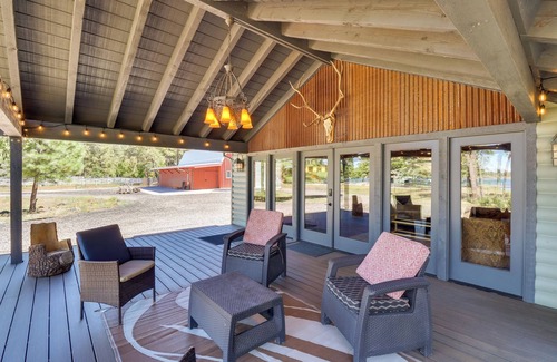 Pinetop-Lakeside Cottage | Cozy Cabin Retreat with Fireplace & Lake Access Awaits!