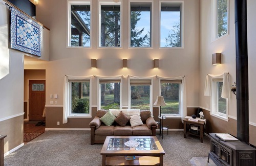 Lummi Island House | Relaxing Retreat with Fire Pit & On-Site Hiking Awaits