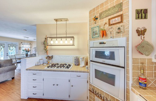 Alto House | Fire Pit & Patios: Peaceful Alto Getaway!