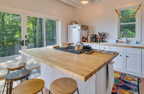 Spruce Pine Apartment | Inviting Spruce Pine Retreat: Deck, Mountain Views & Spa!