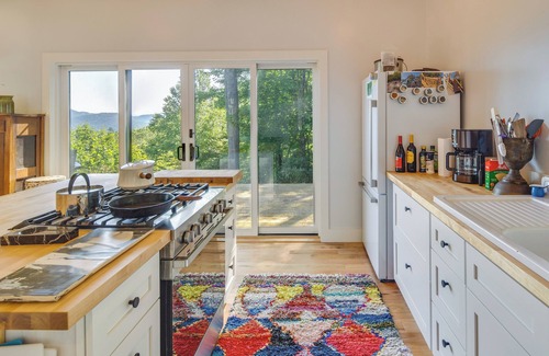 Spruce Pine Apartment | Inviting Spruce Pine Retreat: Deck, Mountain Views & Spa!