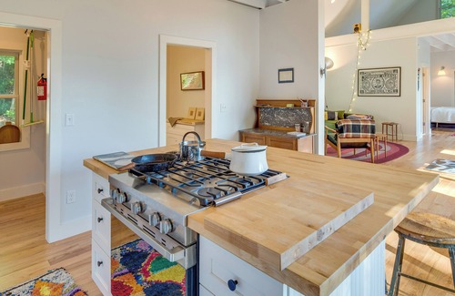 Spruce Pine Apartment | Inviting Spruce Pine Retreat: Deck, Mountain Views & Spa!
