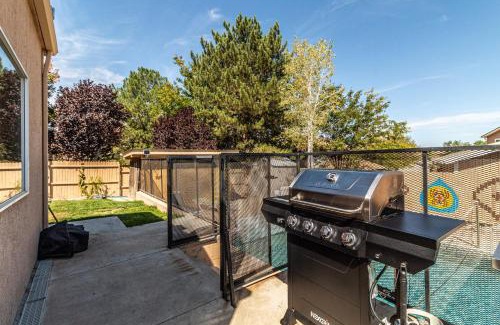 Farmington House | Fire TV, Movie Theater, WiFi, Games, Full Kitchen, Pool table