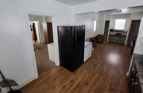 Glen Burnie Hotel | Discover Firefly Aire B&B: Family-Friendly with Pool & Dining