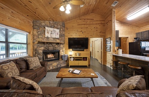 Broken Bow Cabin | Relaxing Firefly at Lazy River Cabins: 9.8 Rated Retreat