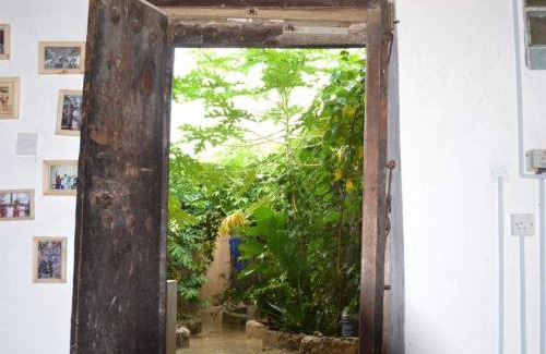 Bagamoyo Cabin | Cozy Firefly Boutique Lodge with Pool and Breakfast Included