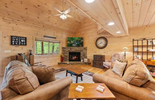 Mineral Bluff Villa | Cozy Firefly Cabin with Hot Tub & Pet-Friendly Amenities