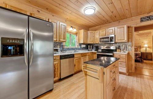 Mineral Bluff Villa | Cozy Firefly Cabin with Hot Tub & Pet-Friendly Amenities