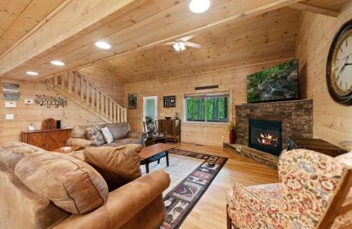Mineral Bluff Villa | Cozy Firefly Cabin with Hot Tub & Pet-Friendly Amenities