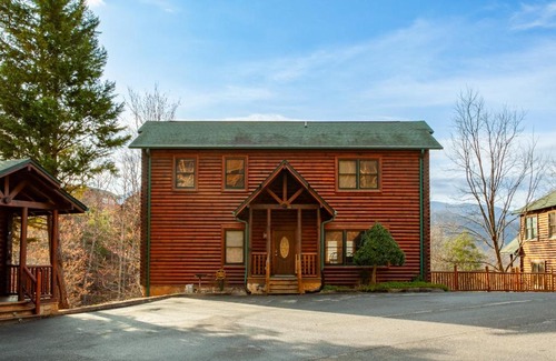 Gatlinburg House | Relax at Firefly Falls: Mountain Views, Hot Tub & Game Room
