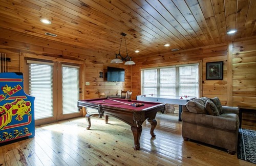 Gatlinburg House | Relax at Firefly Falls: Mountain Views, Hot Tub & Game Room