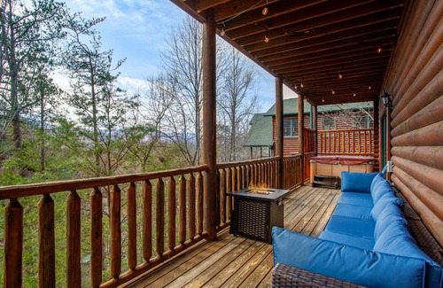 Gatlinburg House | Relax at Firefly Falls: Mountain Views, Hot Tub & Game Room