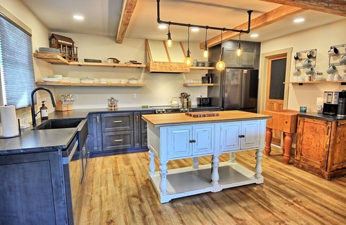Fleetwood Ski Chalet | Family-Friendly Firefly Farmhouse with Hot Tub & Game Room