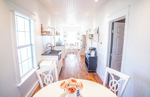Brenham Cottage | Cozy Firefly Farms - Country Guest Cottage with Kitchen