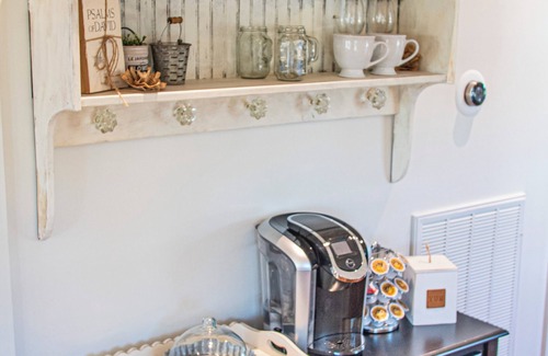 Brenham Cottage | Cozy Firefly Farms - Country Guest Cottage with Kitchen
