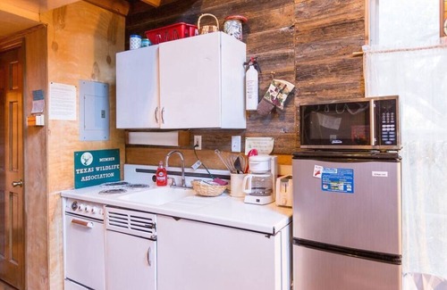 Marble Falls House | Cozy Firehouse Cabin with Kitchen at Hamilton Creek