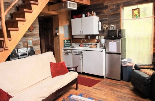 Marble Falls House | Cozy Firehouse Cabin with Kitchen at Hamilton Creek