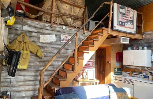 Marble Falls House | Cozy Firehouse Cabin with Kitchen at Hamilton Creek